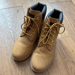 Timberland Children's 6-Inch Waterproof Boot - Wheat Nubuck - Size 1.5 - EUC